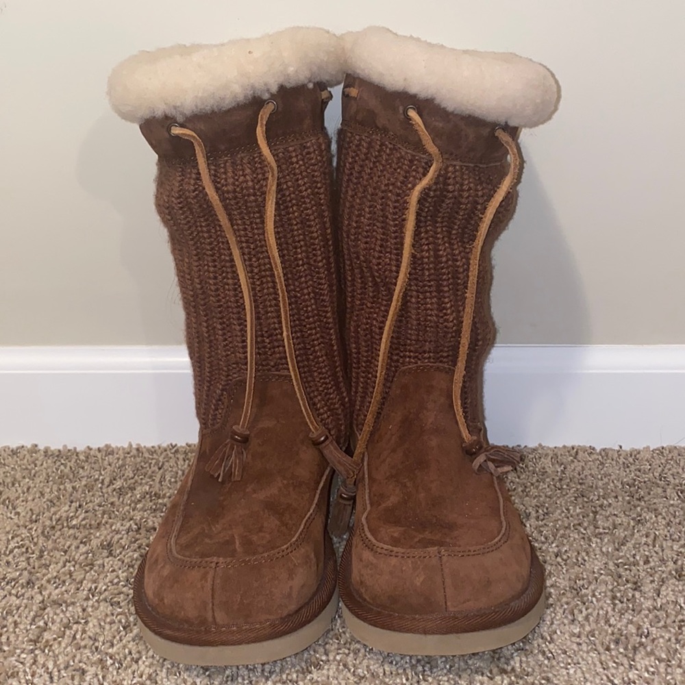 Brown sweater Ugg’s